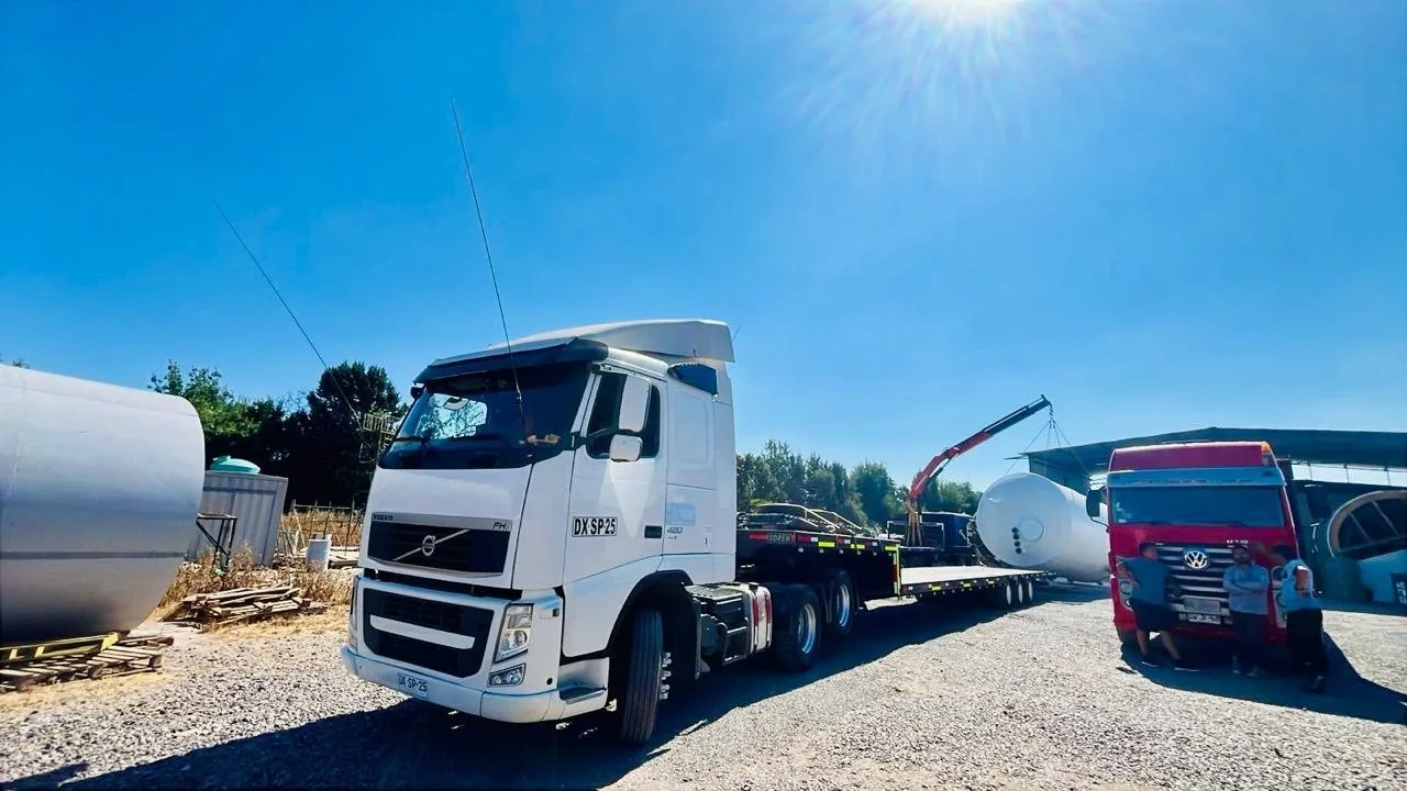 Camión con plataforma para transporte de carga en una operación FACAI